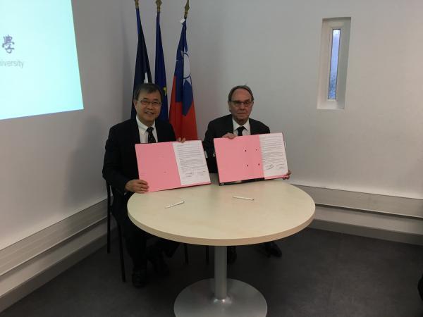 MOU signed by NSYSU President Ying-Yao Cheng and Aix-Marseille University President  Yvon Berland