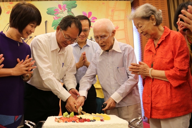 NSYSU celebrating Prof. Yu’s 90th birthday. From left: Vice President for Academic Affairs Hsin-ya Huang, Senior Vice President Yang-Yih Chen, Vice President for Library and Information Services Chun-I Fan, Pro. Yu and his wife.