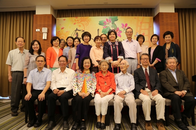 Family members, friends, students and colleagues gathering together to celebrate Prof. Yu’s birthday.