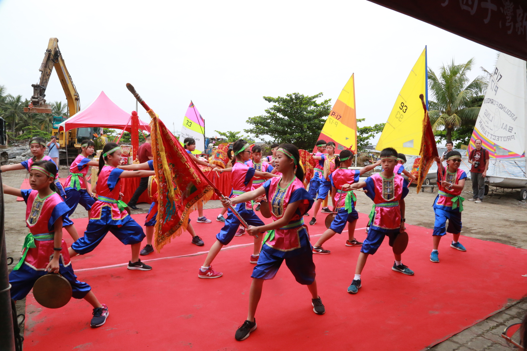 Dance and percussion performance by Guangrong Elementary School