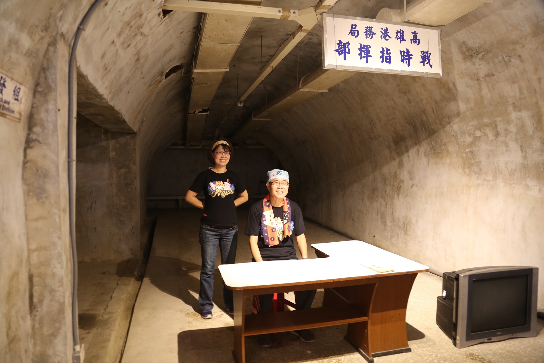 NSYSU President Ying-Yao Cheng (right) and Vice President for Student Affairs Ching Li Yang pose in the tunnel.