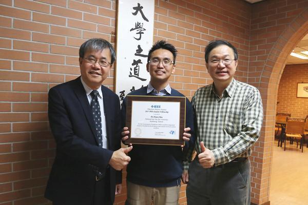 From left: NSYSU President Ying-Yao Cheng, IEEE Student Fellowship recipient Po-Hsun Chen, NSYSU Chair Professor Ting-Chang Chang