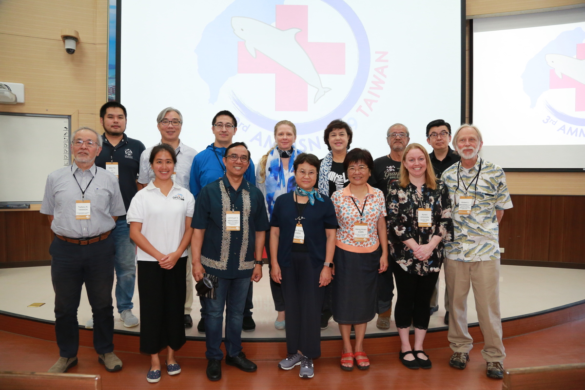 On September 5-6th NSYSU organized the 3rd Asian Marine Mammal Stranding Network Symposium at the College of Marine Sciences. During the conference, a MOU was signed between the National Academy of Marine Research and the Asian Marine Mammal Stranding Network. Also, the chairperson of the Department of Oceanography at NSYSU, Meng-Hsien Chen (third from the right in the front row), presented the results of her research on bioaccumulated concentrations of heavy metals in the tissues of toothed whales.