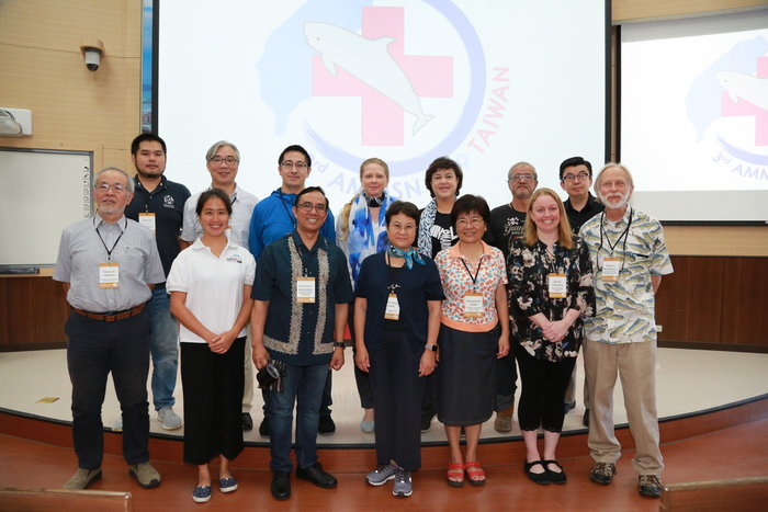 On September 5-6th NSYSU organized the 3rd Asian Marine Mammal Stranding Network Symposium at the College of Marine Sciences. During the conference, a MOU was signed between the National Academy of Marine Research and the Asian Marine Mammal Stranding Network. Also, the chairperson of the Department of Oceanography at NSYSU, Meng-Hsien Chen (third from the right in the front row), presented the results of her research on bioaccumulated concentrations of heavy metals in the tissues of toothed whales.