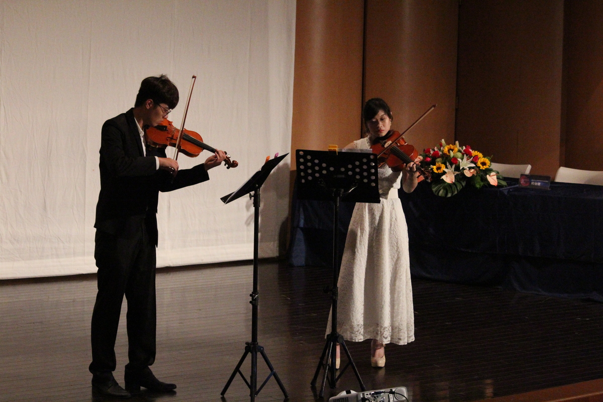 The opening of the conference was celebrated with a violin performance by students Yu-You and Yun-Pei.