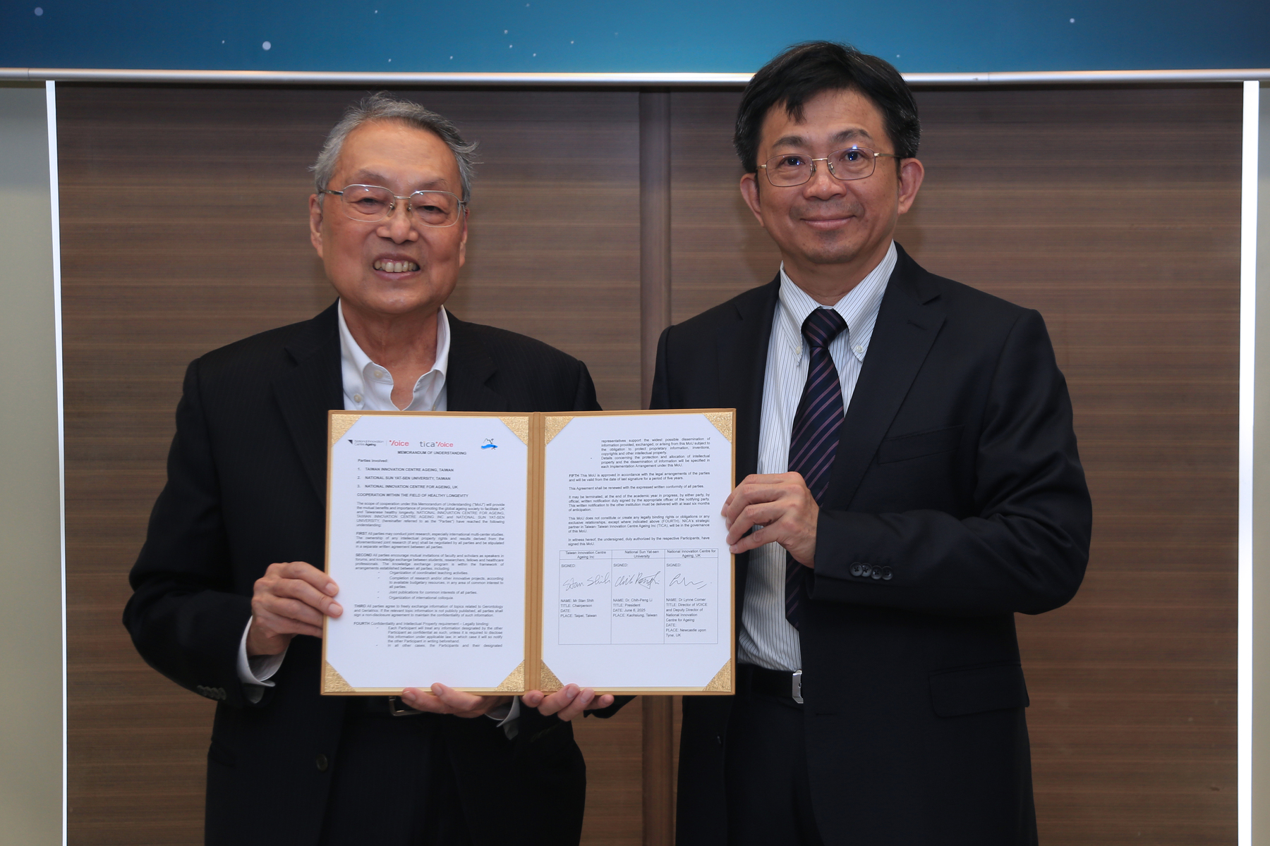 NSYSU President Chih-Peng Li (right) and TICA Chairman Stan Shih co-host the signing ceremony, marking a partnership that integrates international and interdisciplinary research capacity, enabling participation in the development of digital solutions for age-friendly cities, and supporting local governments in building healthy and long-lived urban environments.Image