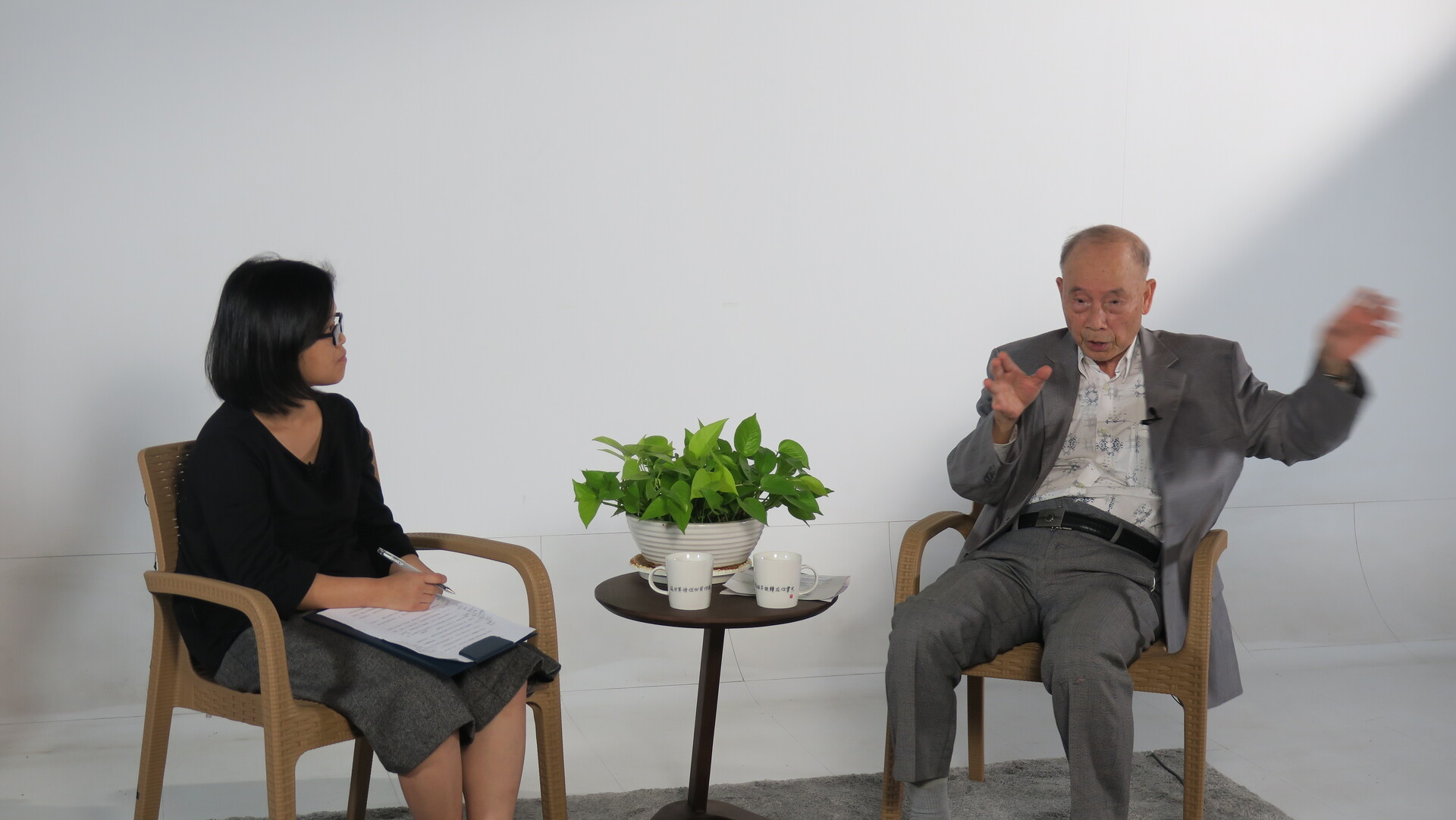 Associate Professor Chia-Lun Tu of NSYSU Department of Chinese Literature (on the left) moderated the lecture and interviewed Li Jen-kuei.