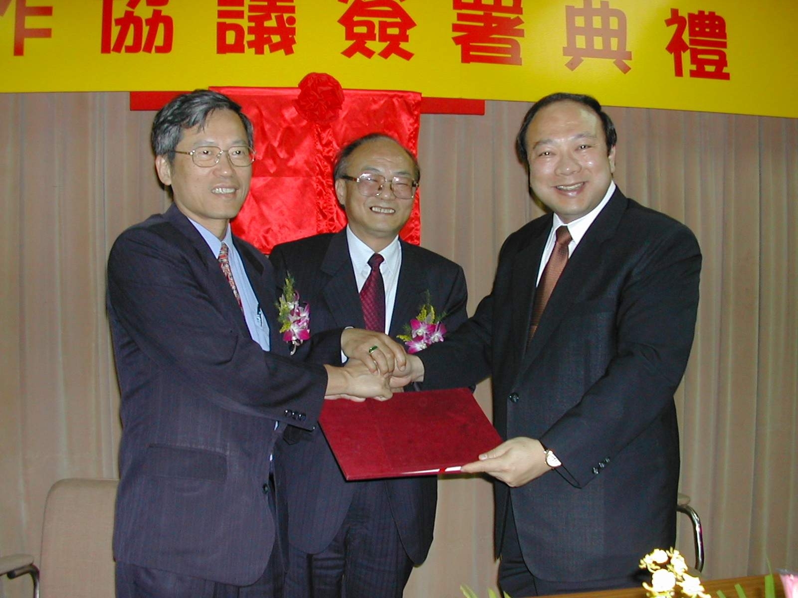 劉維琪校長代表與工研院院長史欽泰、董事長翁政義共同簽署「合作協議書」。圖片