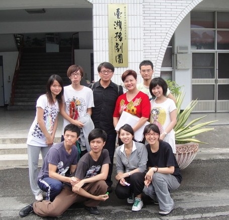 王海玲老師(後左四)、呂柏伸老師(後左三)及劇藝系同學圖片