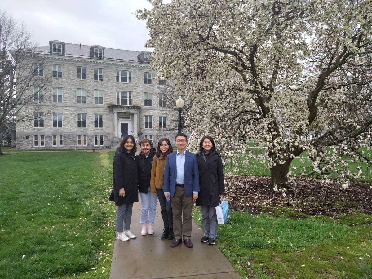 NSYSU team with students from the Chinese department at Middlebury College