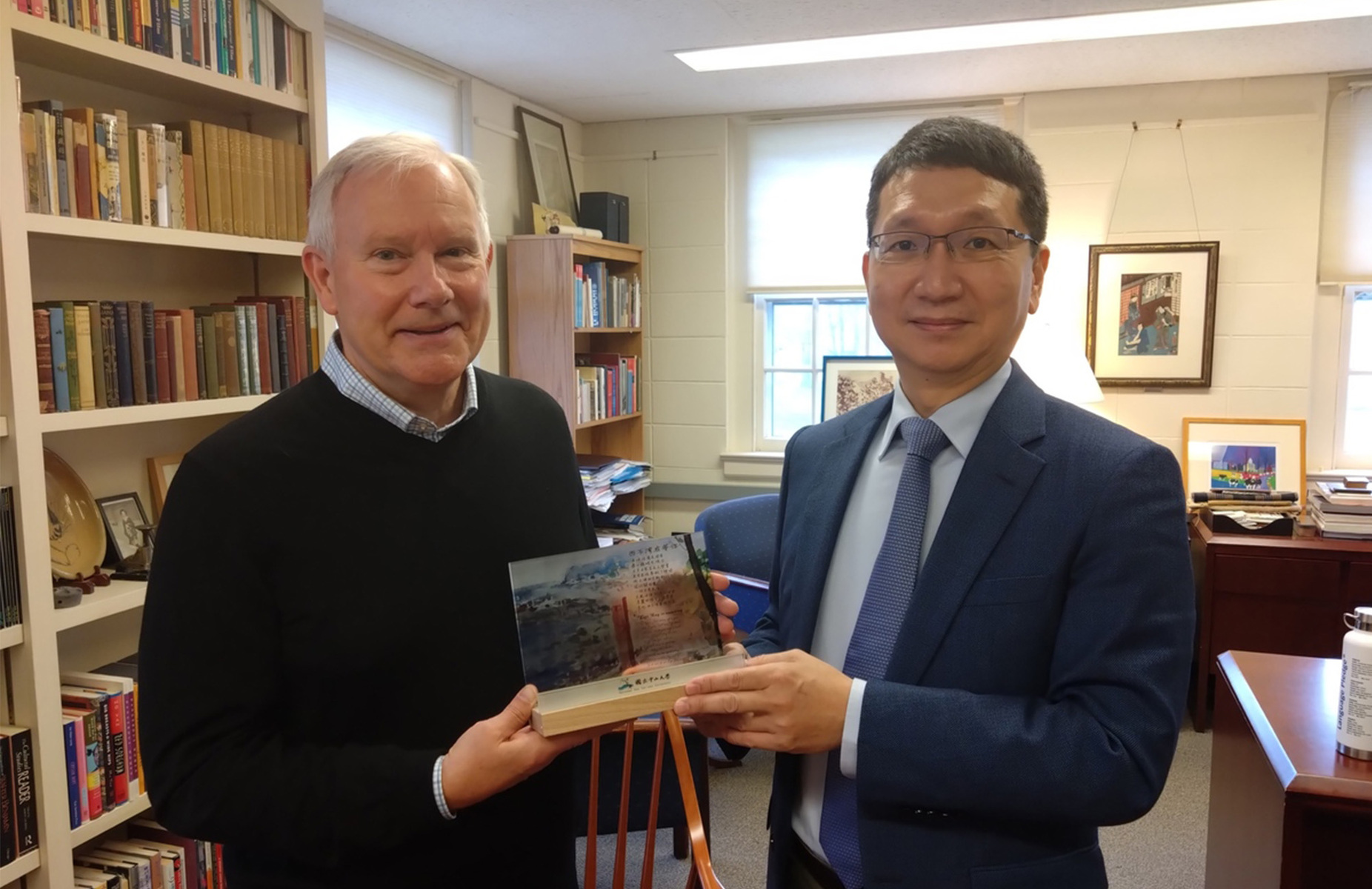 Vice President for International Affairs Dr. Mitch Chou from NSYSU presents a gift to Dean of Middlebury Language Schools Stephen Snyder, and also Vice President for Academic Affairs