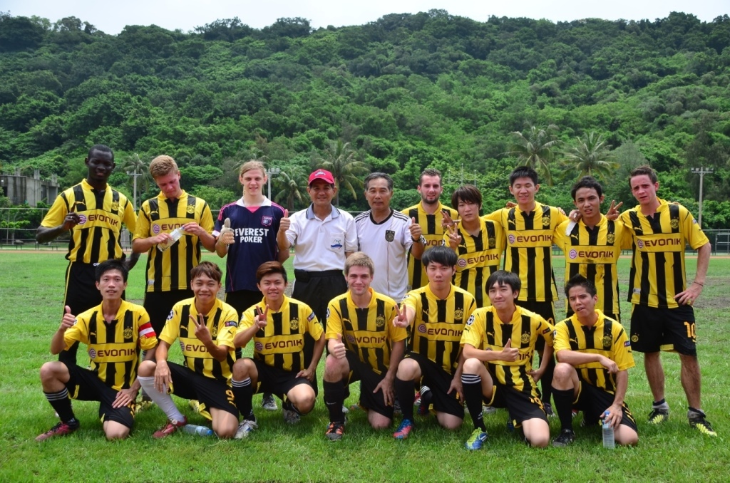 校長與足球隊合影圖片