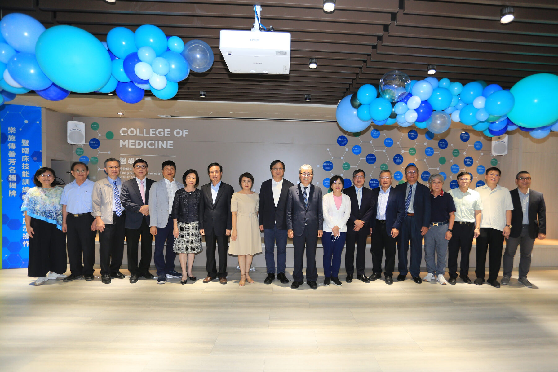 To express gratitude and recognize the generosity of the public, alumni, and enterprises who have contributed to medical education, NSYSU has erected a donor wall in the lobby of the College of Medicine.