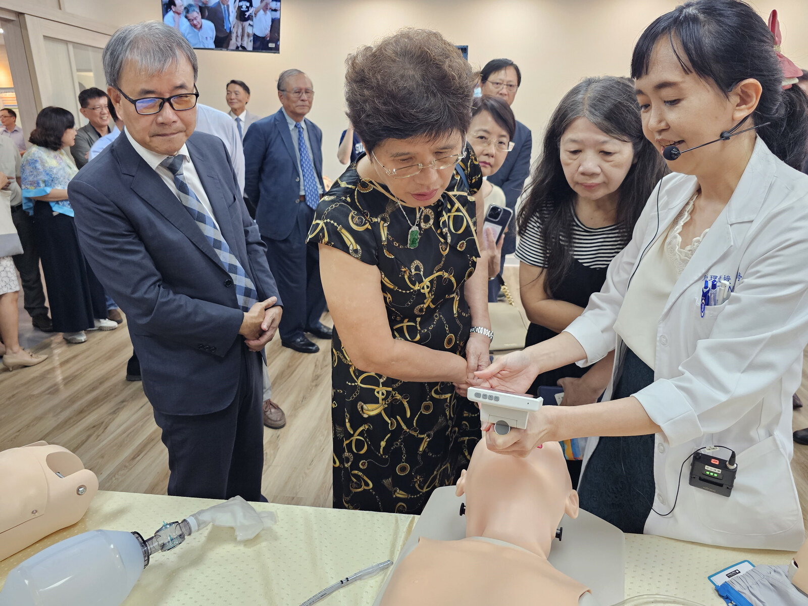 The NSYSU College of Medicine showcased the functionality of clinical skills training teaching props and manikins during the event.