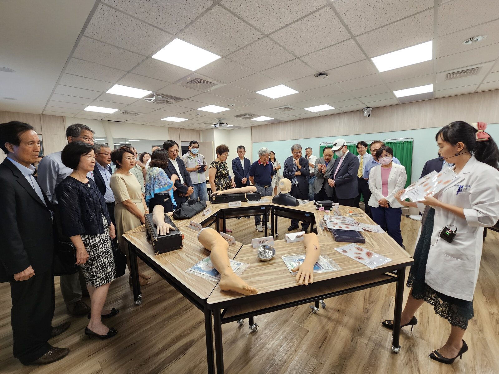 The NSYSU College of Medicine showcased the functionality of clinical skills training teaching props and manikins during the event.