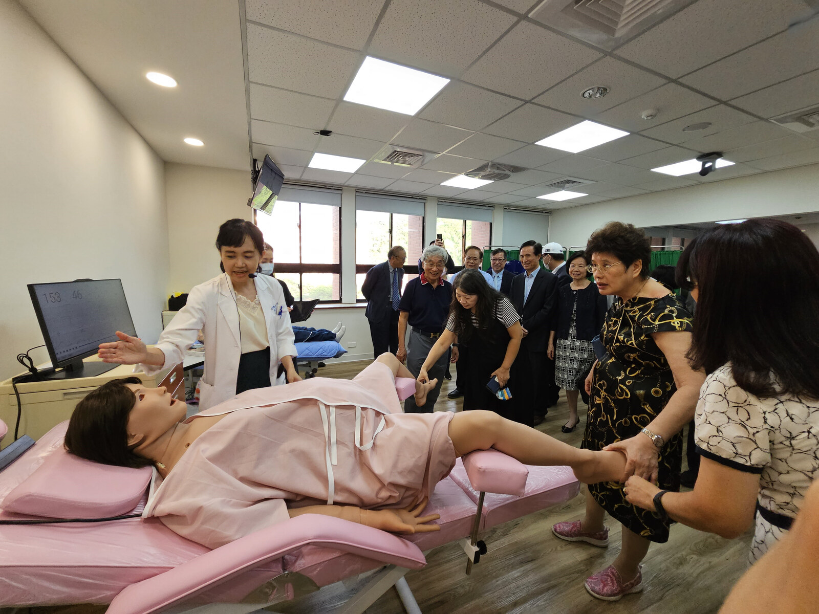 The simulated childbirth process in the College of Medicine, NSYSU, left guests genuinely impressed with its authenticity, offering students the opportunity to practice a wide range of regular and rare delivery situations, enhancing their hands-on experience.