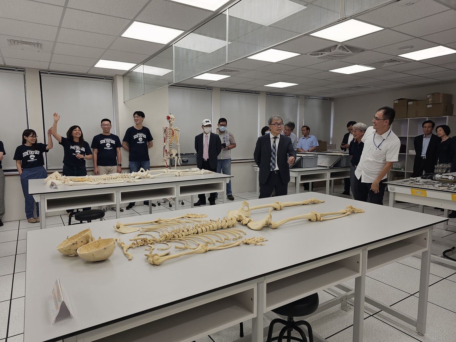 The NSYSU College of Medicine showcased the functionality of clinical skills training teaching props and manikins during the event.