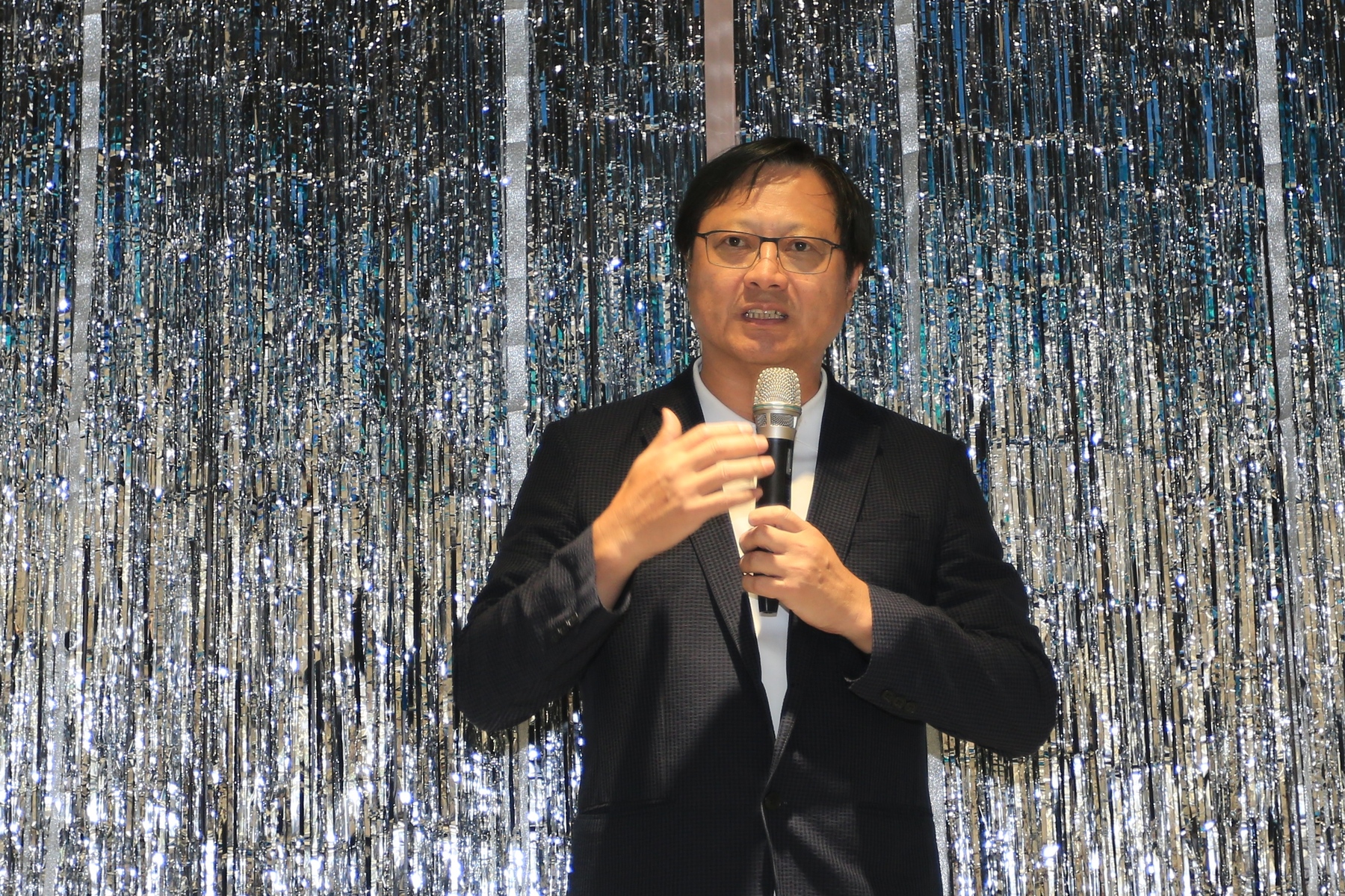 Chung-hui Huang, President of the NSYSU Alumni Association, presented his greetings.