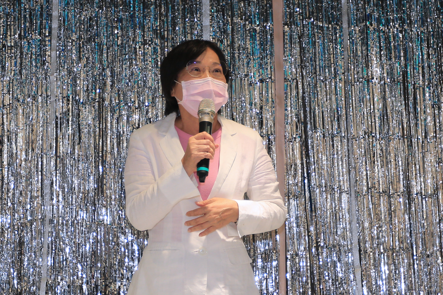 Shyh-Fang Liu, a member of the Legislative Yuan, presented her greetings.