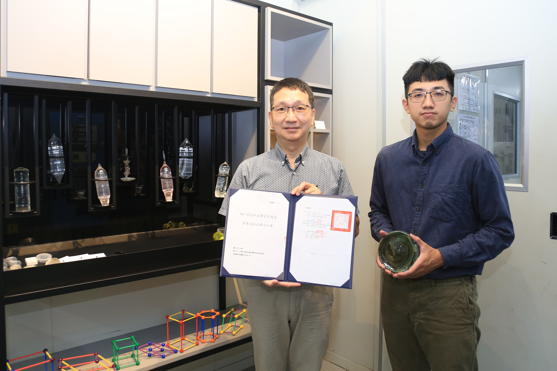 As the only laboratory that has the capacity to grow SiC crystal in Taiwan, the next-generation semiconductor material, the Center of Crystal Research at NSYSU has successfully developed the SiC bulk crystal in 6-inch diameter. Dr. Mitch Ming-Chi Chou, the Chair Professor of the Department of Materials and Optoelectronic Science and the Director of the Center of Crystal Research at NSYSU, indicated that NSYSU signed the technology transfer contract with Taiwan Applied Crystal and its related industrial association. The technology transfer project, launched in July 2023, is a 5-year collaboration that yields profits of NT$ 50 million.