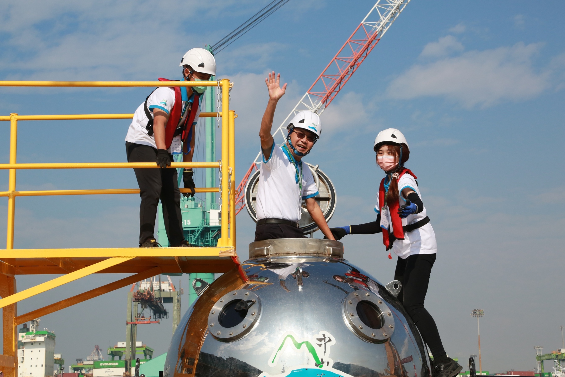 The NSYSU's made-in-Taiwan mini submersible succeeds in being driven from within the cabin and breaks the record in underwater navigation in Taiwan