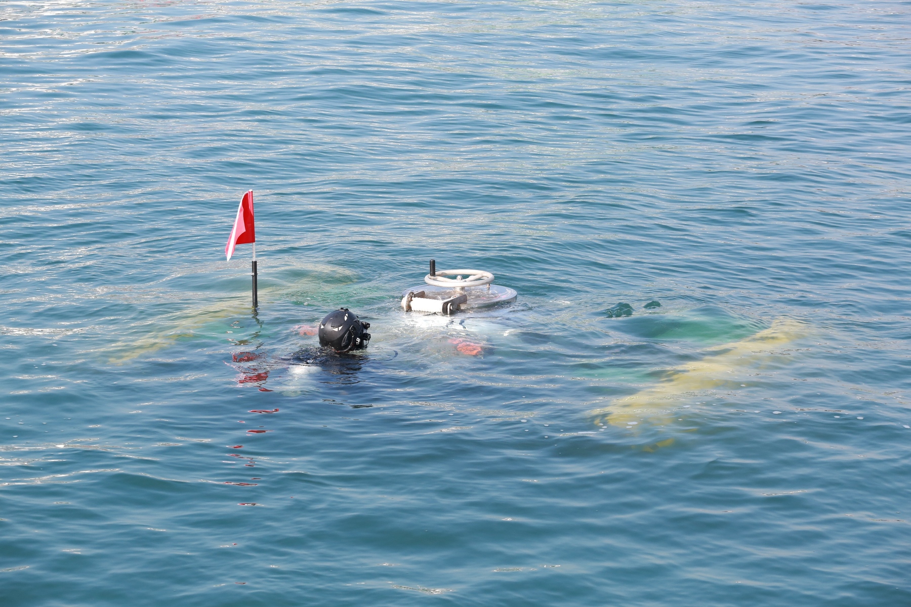 The NSYSU's made-in-Taiwan mini submersible succeeds in being driven from within the cabin and breaks the record in underwater navigation in Taiwan