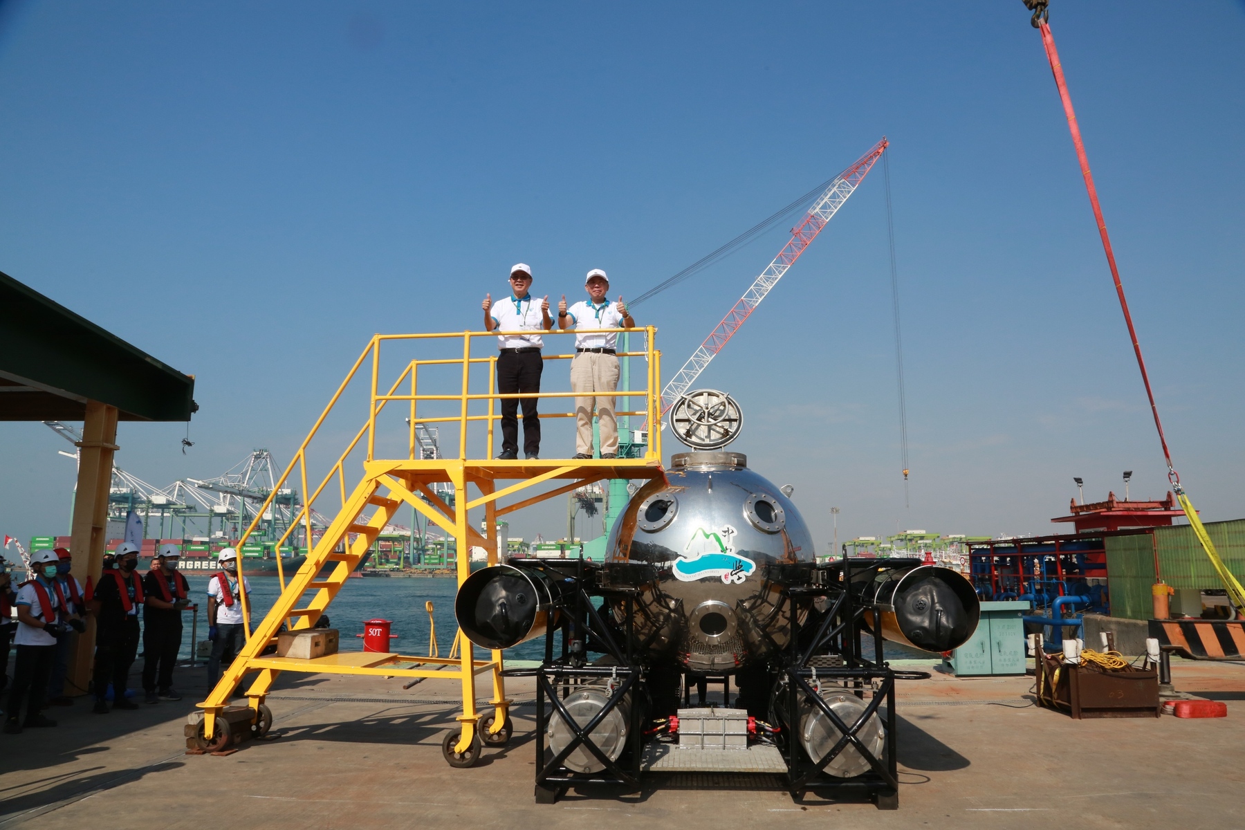 The NSYSU's made-in-Taiwan mini submersible succeeds in being driven from within the cabin and breaks the record in underwater navigation in Taiwan