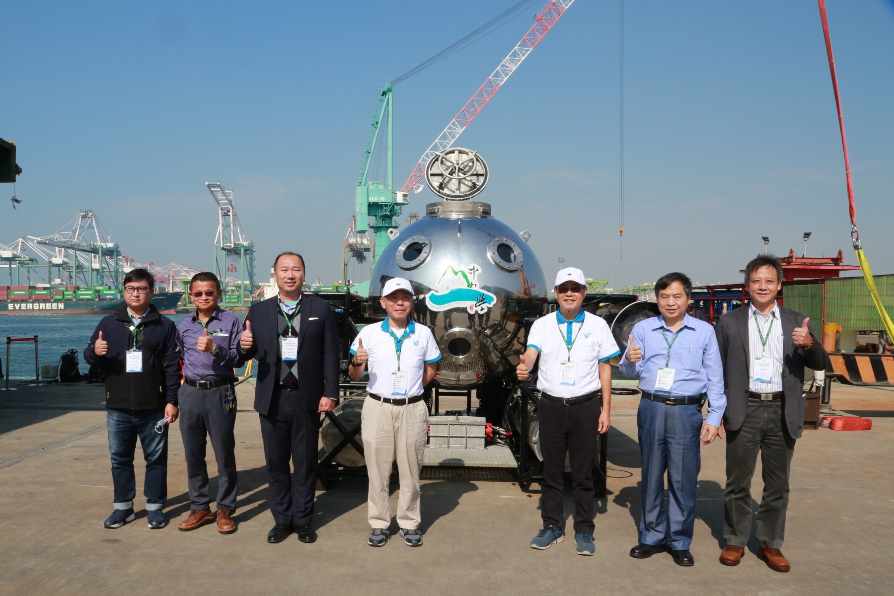 The NSYSU's made-in-Taiwan mini submersible succeeds in being driven from within the cabin and breaks the record in underwater navigation in Taiwan