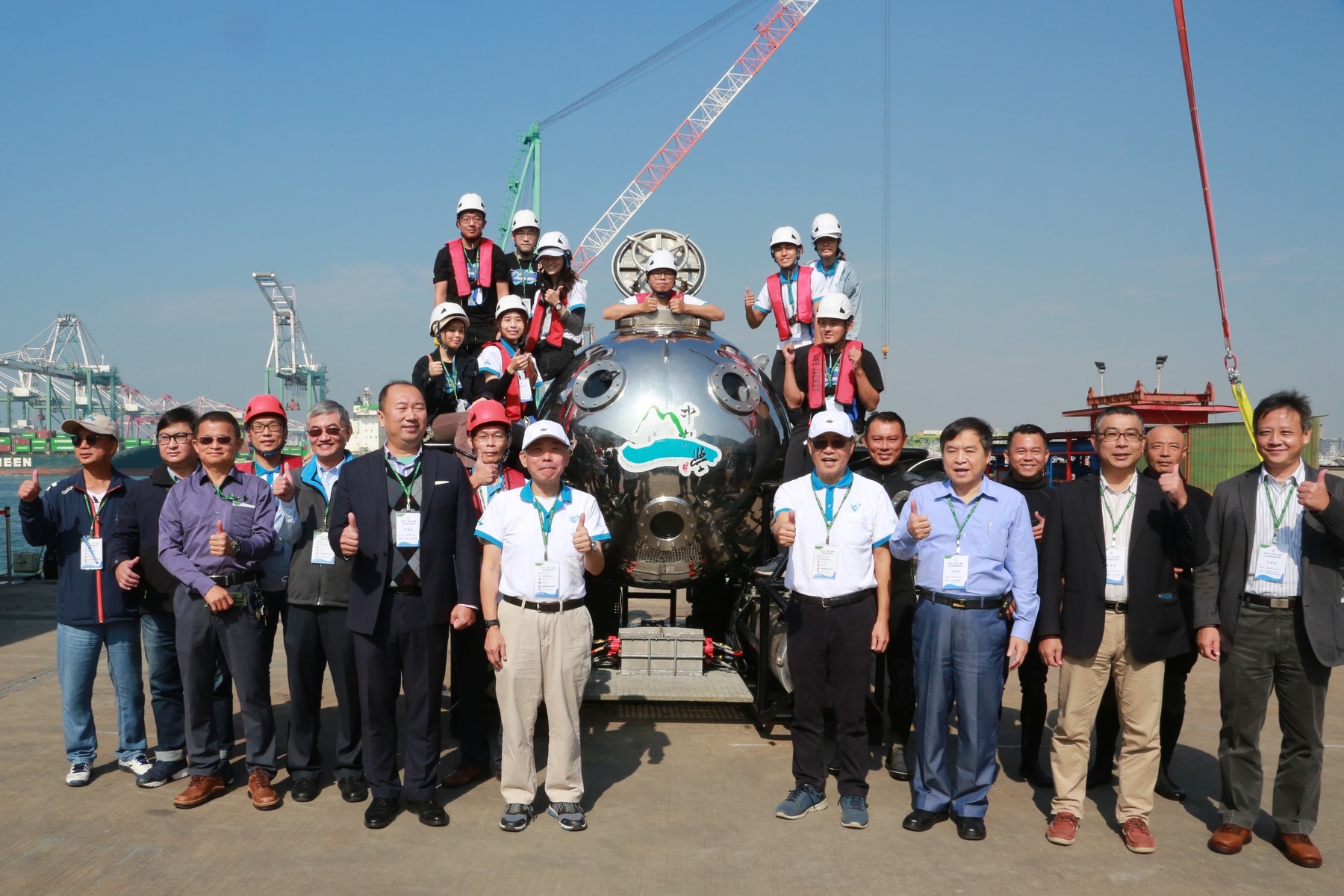 The NSYSU's made-in-Taiwan mini submersible succeeds in being driven from within the cabin and breaks the record in underwater navigation in Taiwan