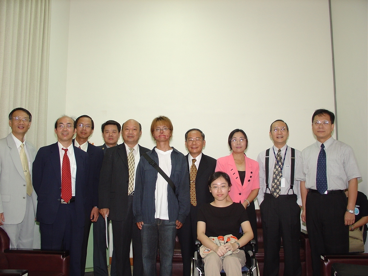 中山大學師長共同迎接雄中、雄女校長等一行四人。左起：學務長林信惠、推教中心主任劉德明、社科院院長吳致寧、軍訓室主任教官鄧先揮、校長張宗仁、資管系新生吳韋慶、雄中校長潘輝雄、政經系新生楊媛甯、雄女校長余碧芬、學術副校長陳慶鏗、政經系主任李秉正。圖片