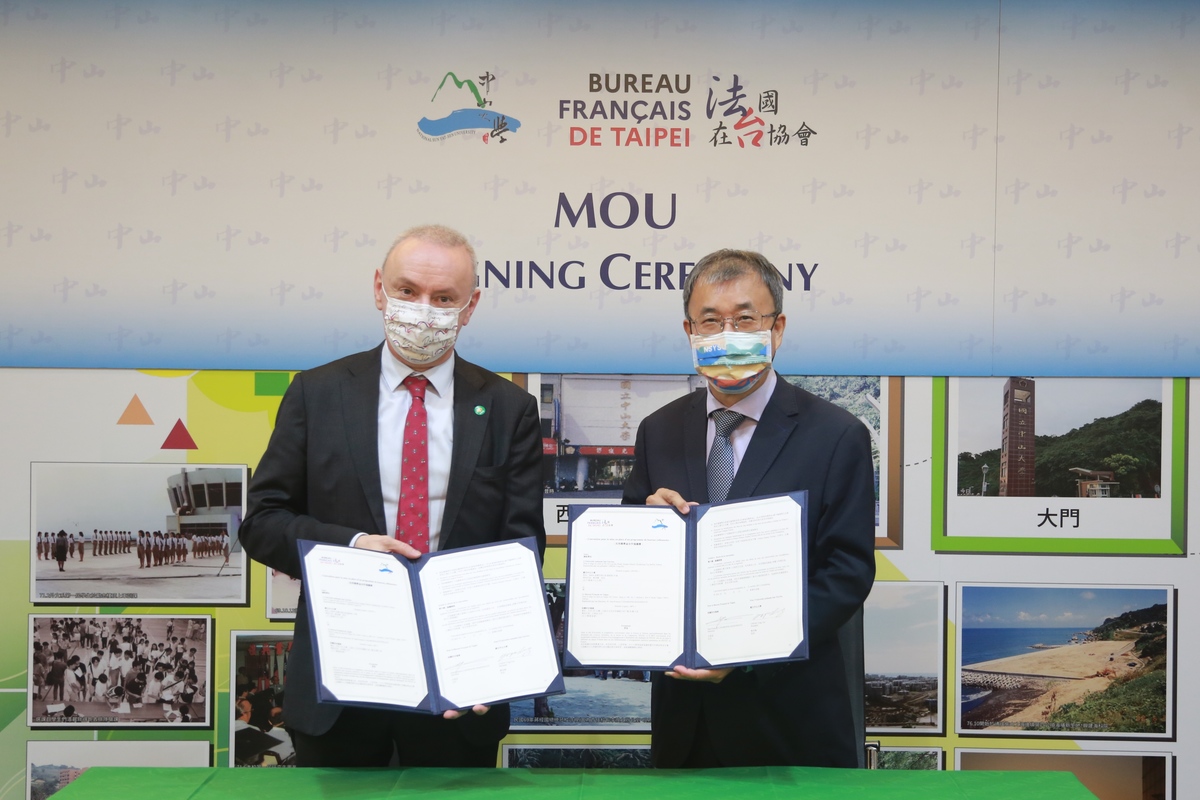 NSYSU President Ying-Yao Cheng (on the right) and the Director of the French Office in Taipei Jean-François Casabonne-Masonnave (on the left) signed the scholarship agreement.