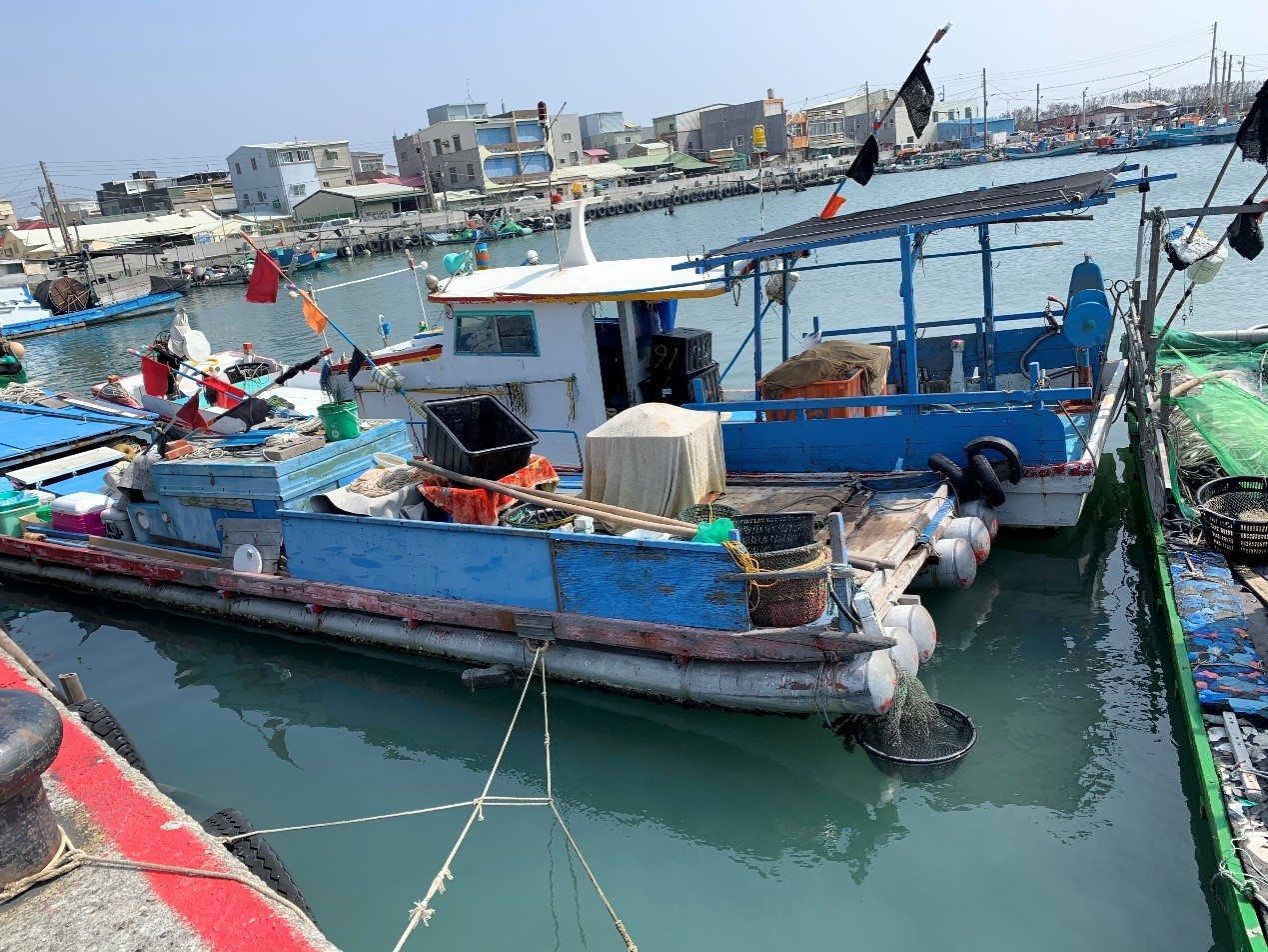 The fishing boat which caught the slender ribbonfish is moored in Cingshan Fishing Harbor.