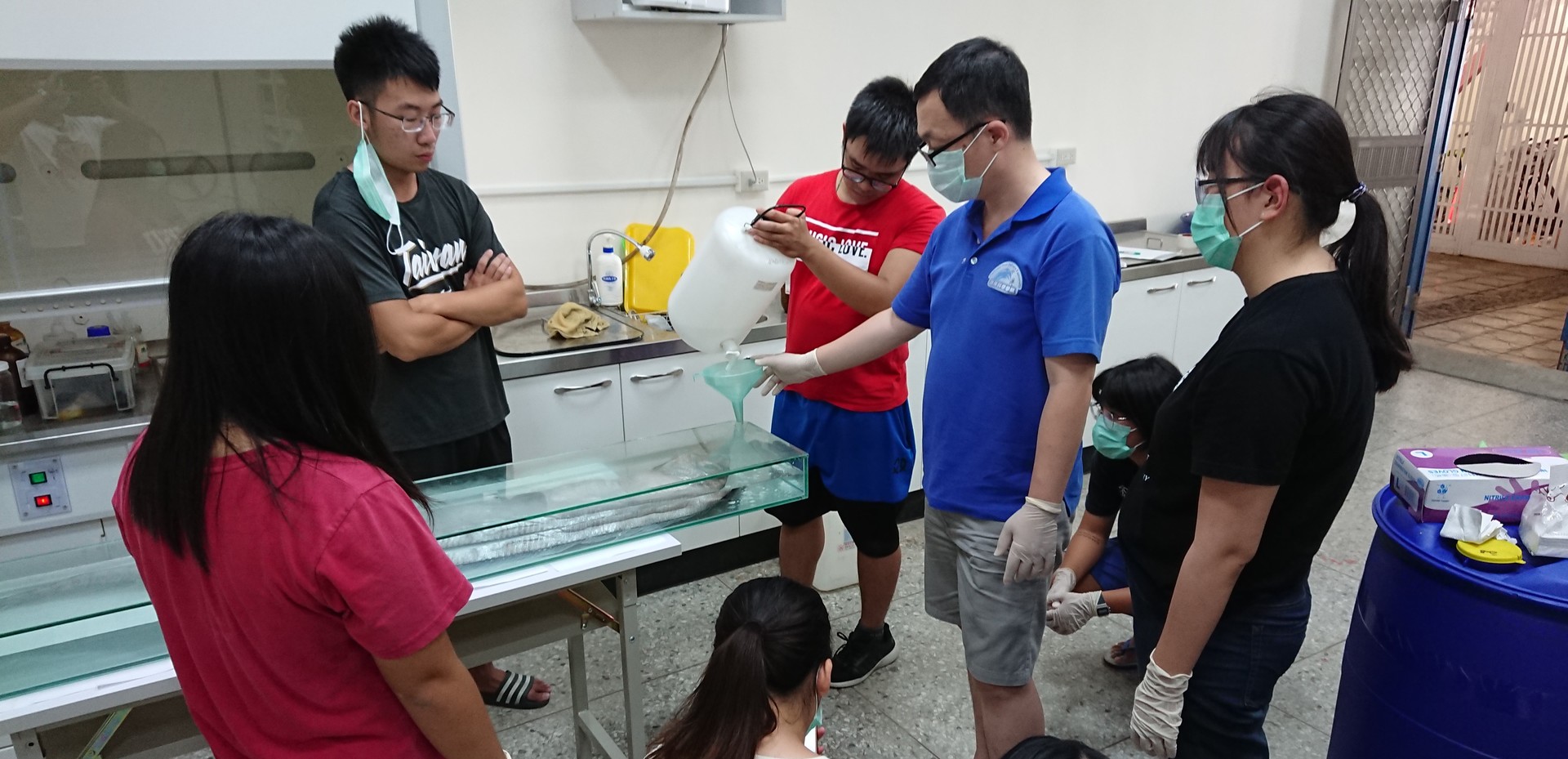 Students replace the preservation fluid under the guidance of Associate Professor Te-Yu Liao.