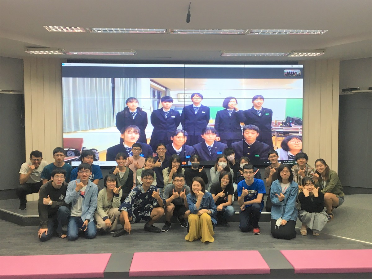 NSYSU Assistant Professor Kayo Ito (fifth from the right in the front row), who comes from Japan, established the “Comparative study of culture of Taiwan and Japan”. Her course students – Taiwanese and Japanese, engaged in exchange via videoconference with the students of Minamiuwa High School in Ehime prefecture, Japan.