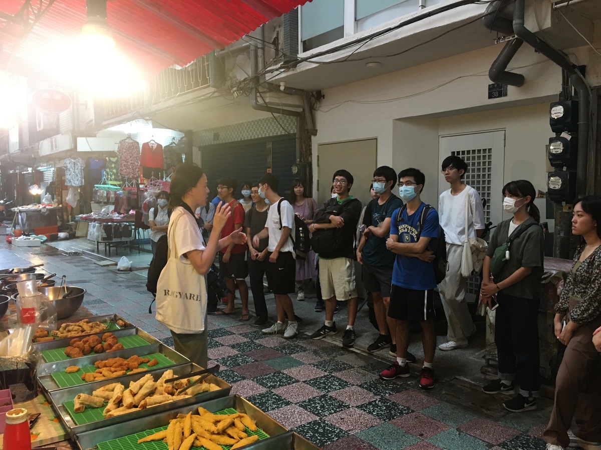 The students of the course visited the Caoya and Cianjhen districts in Kaohsiung to explore the local culture.