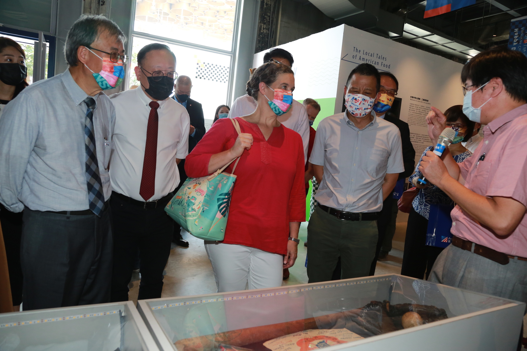 AIT Director Sandra Oudkirk visited NSYSU and the Happy Days Exhibit