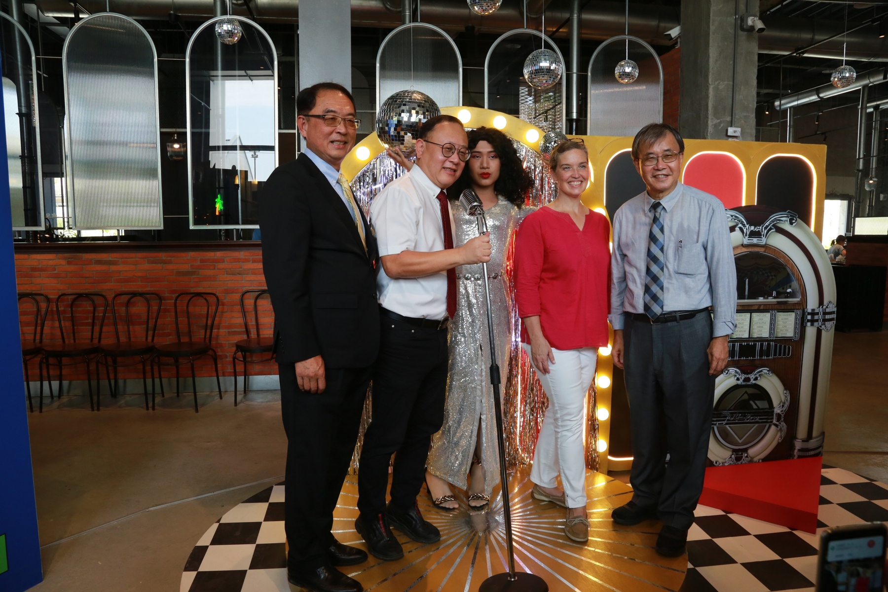 This exhibit displayed American restaurants, bars, record stores, gold jewelry stores, and trading houses. NSYSU President Ying-Yao Cheng (first from the right), AIT Director Sandra Oudkirk (second from the right), Director of MOFA Southern Taiwan Office Douglas Cheng-Tsung Shen (first from the left), and Kaohsiung Deputy Mayor Shyy Che (second from the left) visited the exhibit together.