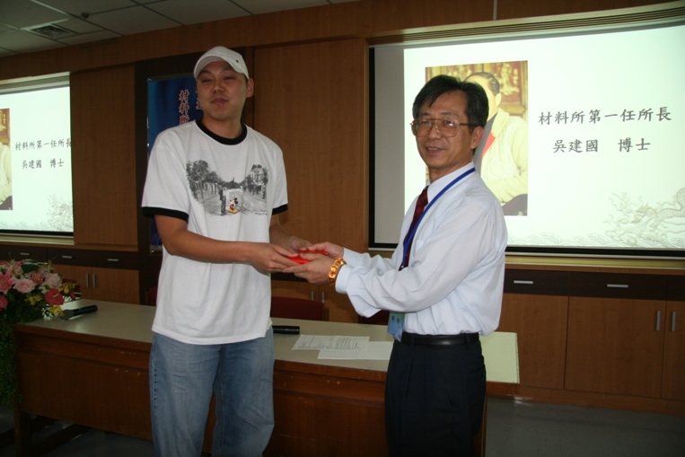 吳建國公子代表捐贈十萬元圖片