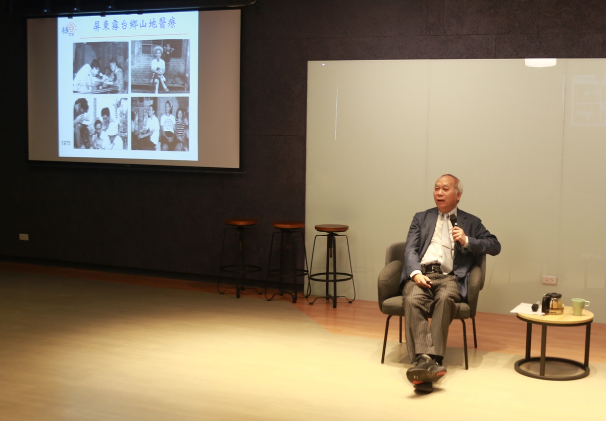 Honorary Superintendent at Kaohsiung Chang Gung Memorial Hospital Professor Chao-Long Chen gave a speech on the education of a medical worker and on social care to inspire NSYSU students.Image