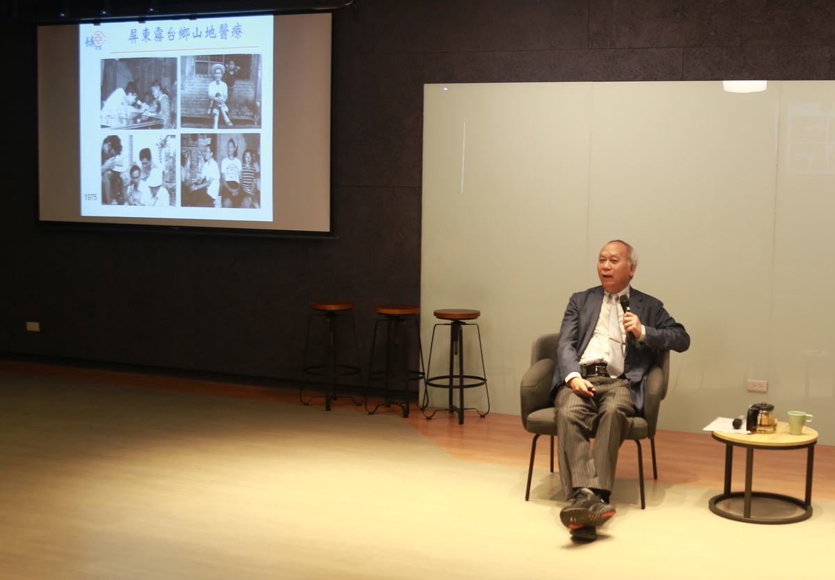 Honorary Superintendent at Kaohsiung Chang Gung Memorial Hospital Professor Chao-Long Chen gave a speech on the education of a medical worker and on social care to inspire NSYSU students.