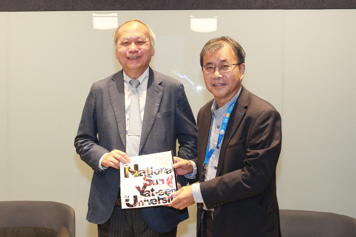 Professor Chao-Long Chen (on the left) receives a gift from NSYSU President Ying-Yao Cheng (on the right).