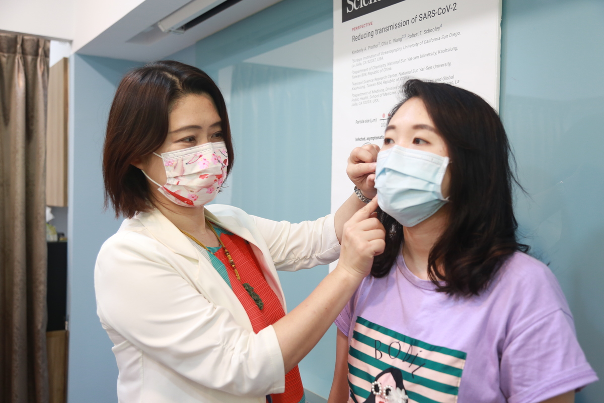 Director of Aerosol Science Research Center Chia C. Wang (on the left) said that according to the newest paper by German researchers, how well-fitting the mask is greatly influences its aerosol filtration efficiency. For particles with diameter equal to or below 2.5 µm, the filtration efficiency of the face mask decreases by 50% for a leak of 1% of the sample area.