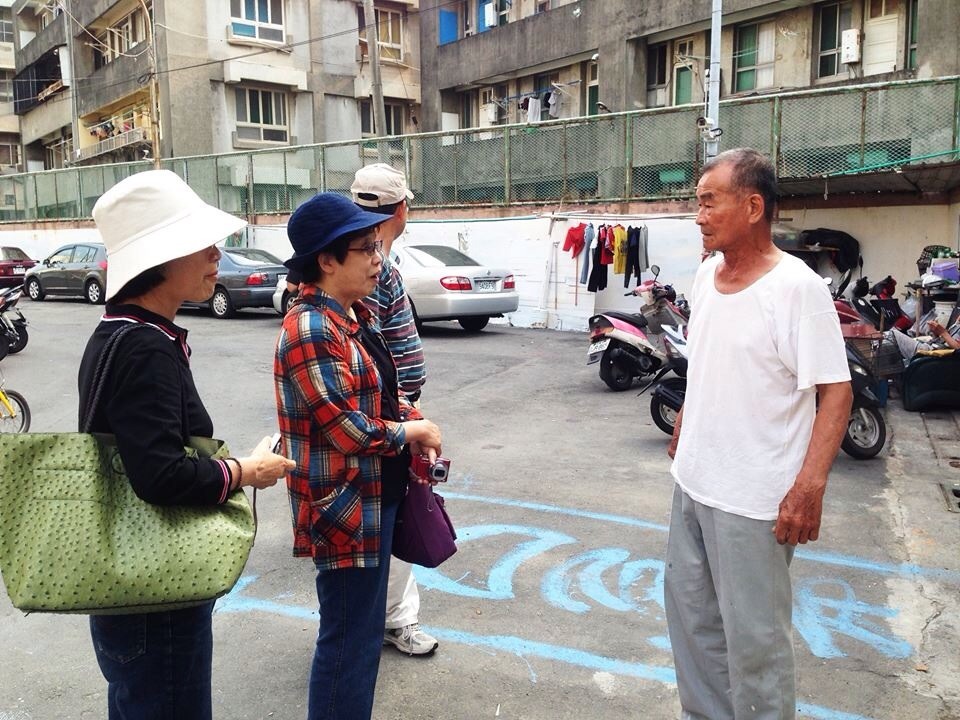 黃副司長不時駐足與社區長者交談圖片