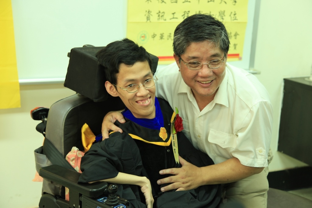 父子開心擁抱圖片