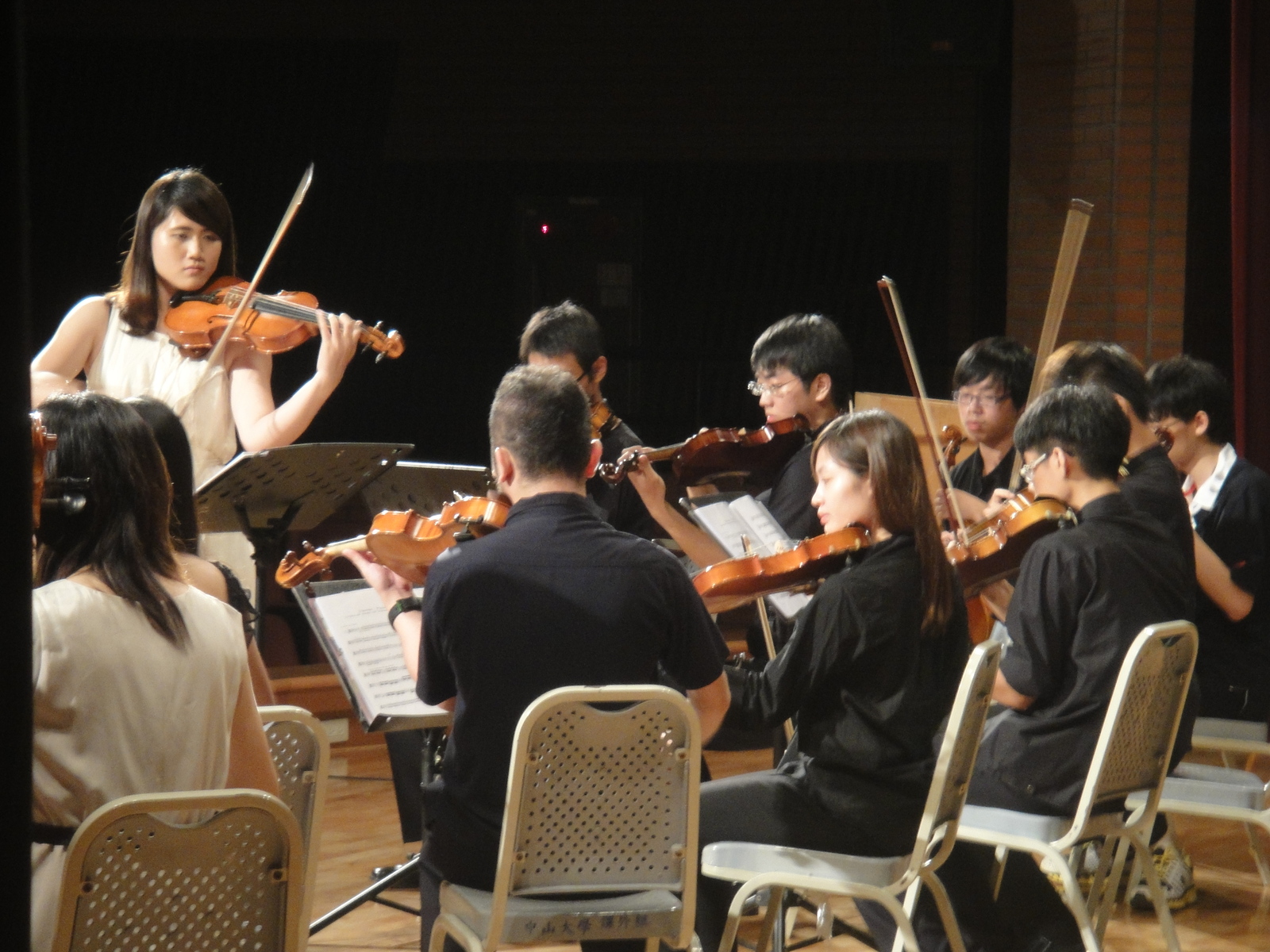 室內樂團演奏圖片