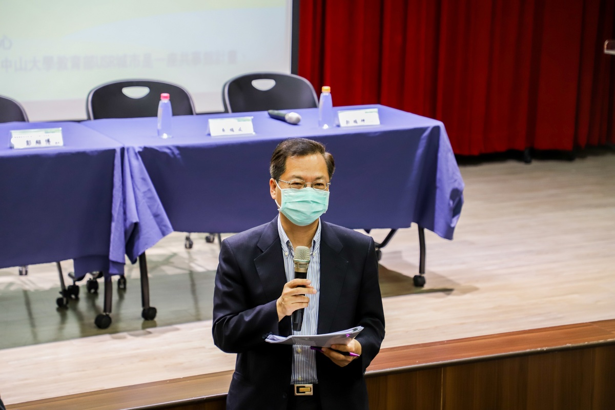 Minister Kung interacting with the public.Image