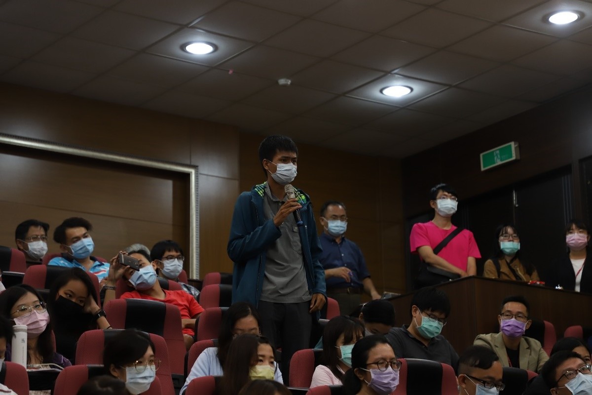 The participants took this opportunity to discuss problems encountered in different districts and share personal observations.Image