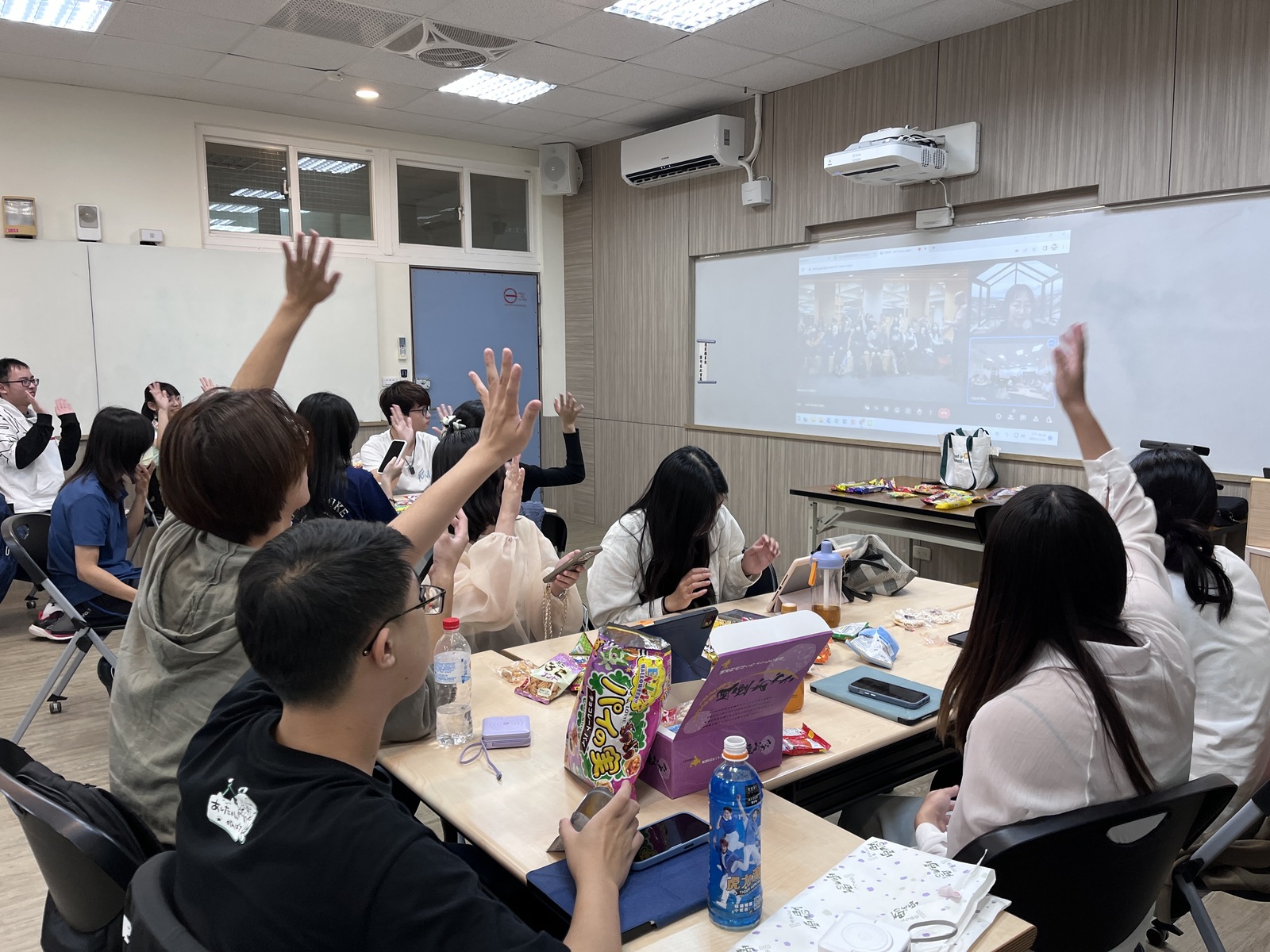 NSYSU, Tunghai University, and Nayoro City University held joint online classes, breaking the ice with local snacks from the two places.