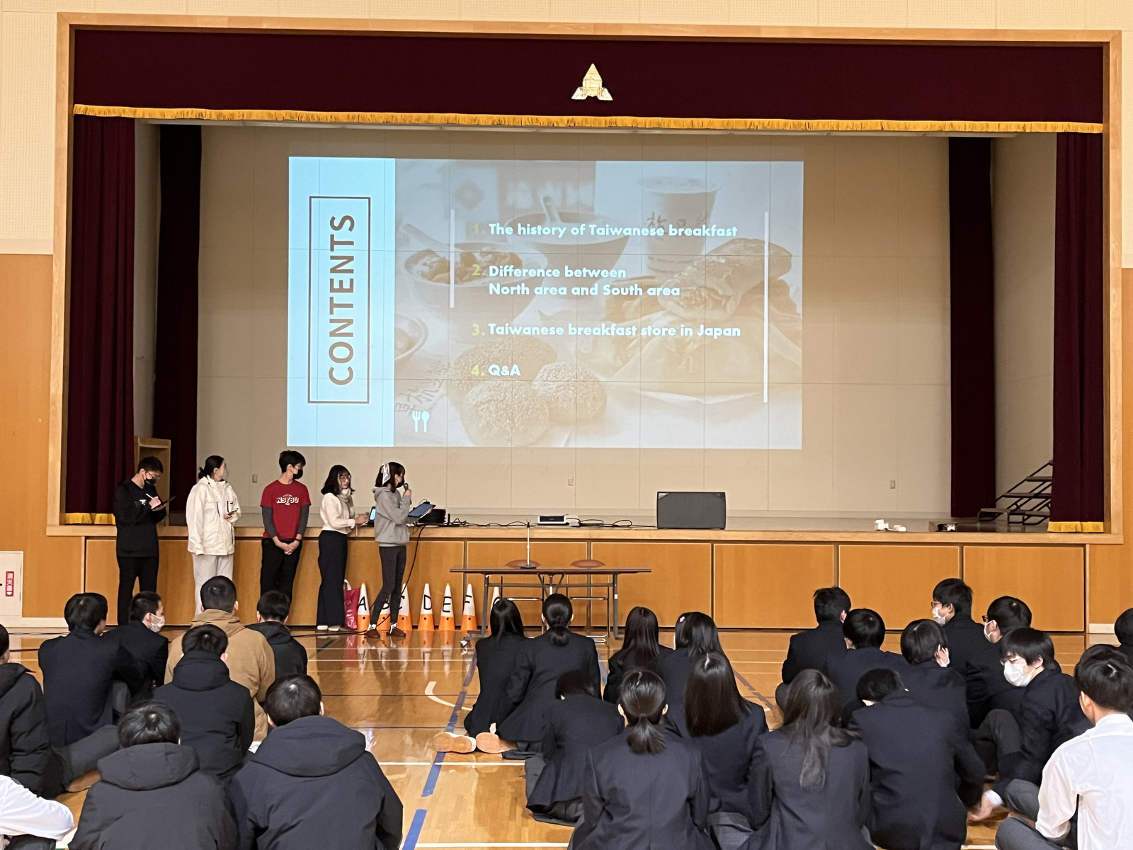 Share Taiwanese local culture and learn Japanese traditional games with many Nayoro High Schools.