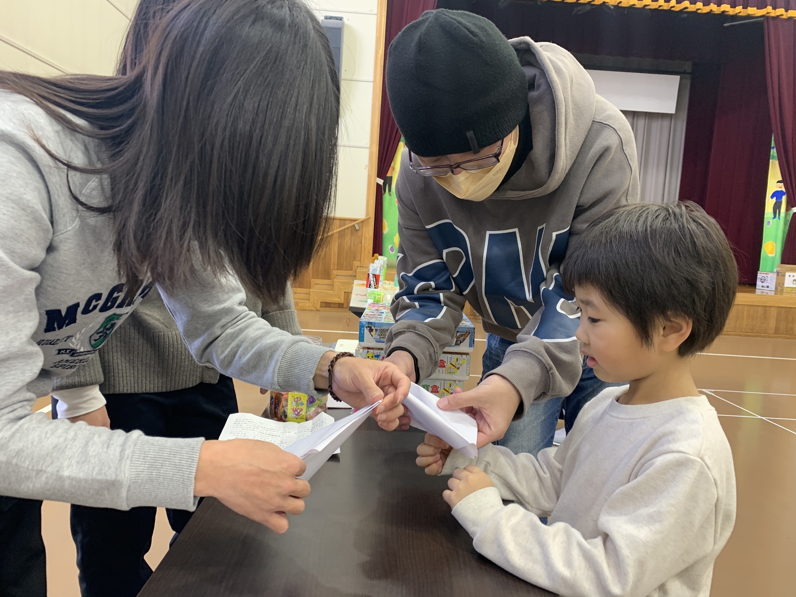 Students held citizen lectures at the Nayoro Community Culture Center of Nayoro City Council of Social Welfare, leading interactive experiences for citizens and children.